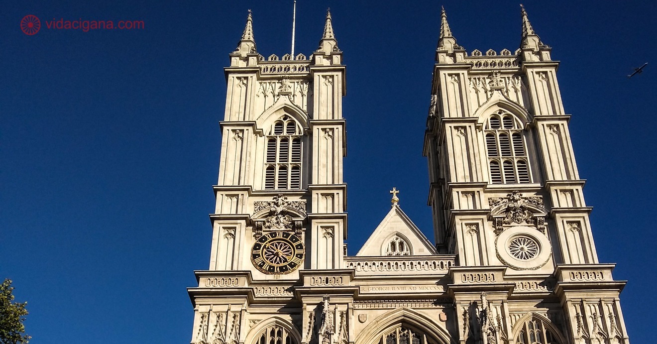 A foto mostra as torres da Abadia de Westminster. Sua arquitetura gótica e valor histórico, a abadia é um dos principais pontos turísticos da região. 