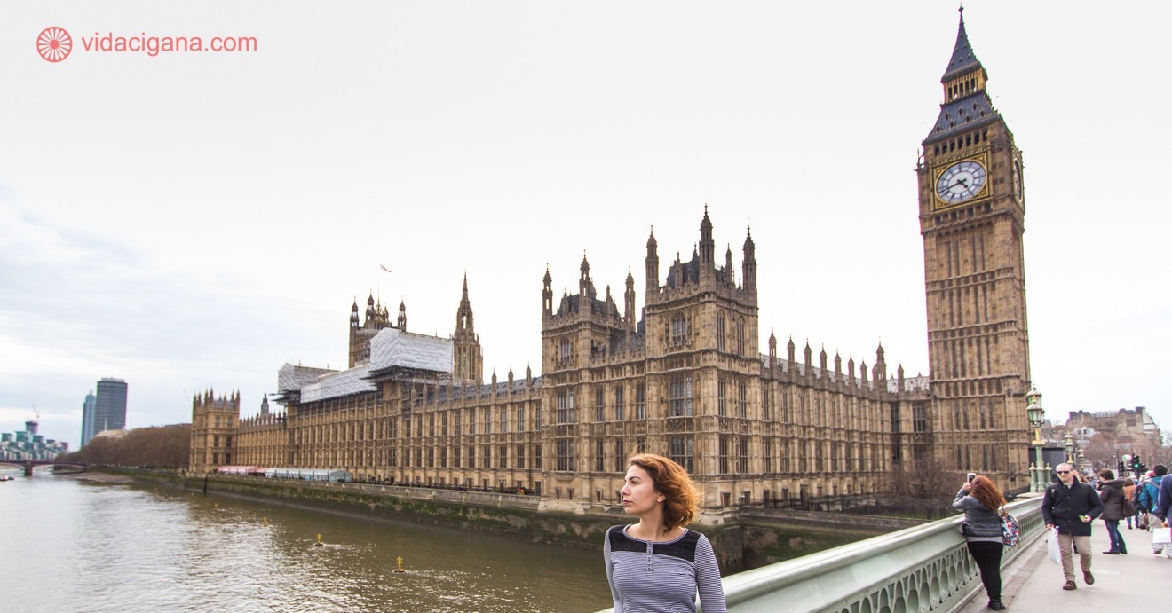 A imagem mostra Larissa em frente ao Palácio de Westminster, às margens do Rio Tâmisa, na Westminster Bridge. A Torre do Relógio também aparece, já que faz parte da mesma estrutura do Palácio.