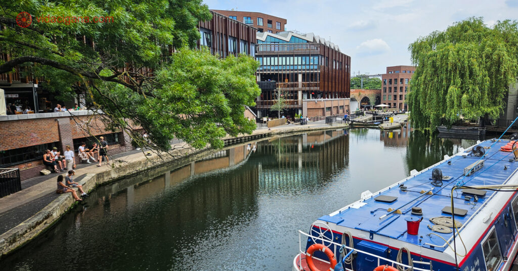 A foto mostra o canal, que permeia Camden. Ele é conhecido por ligar boa parte de Londres, por isso turistas aproveitam os barcos para passeios e transporte.