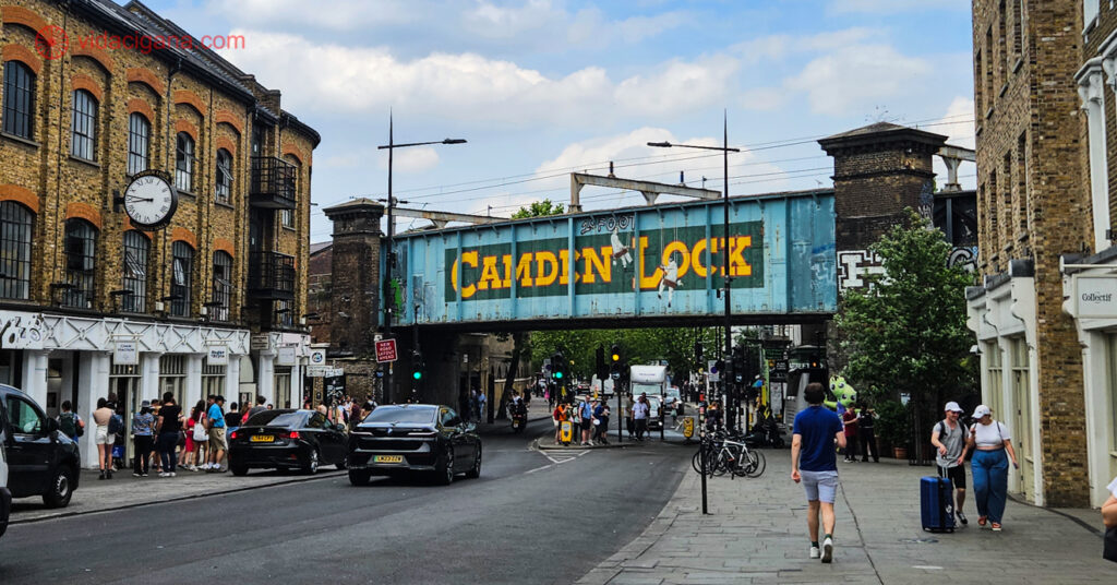 A imagem mostra o Camden Lock, outro mercado que você encontra na área. 