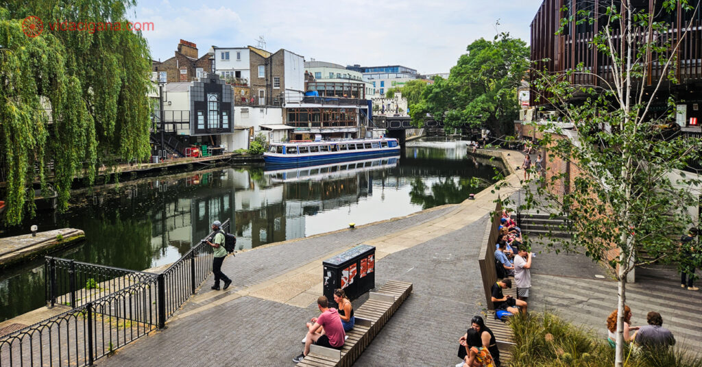 A foto mostra um barco no canal que alcança alguns bairros de Londres. Ele é usado por turistas tanto como meio de transporte, quanto como entretenimento. 