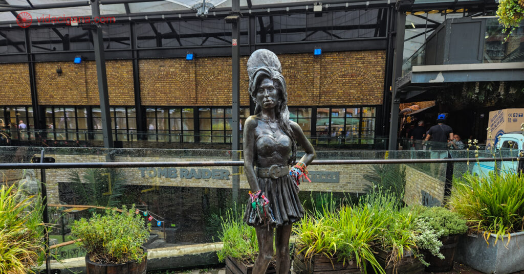 A Estátua de bronze da cantora Amy Winehouse está no interior do Stables. Nela, Amy é representada com seu penteado famoso e em seus pulsos estão muitas pulseiras, deixadas por fãs como homenagem. 