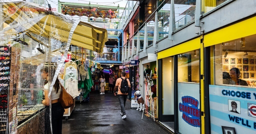 A foto mostra o interiro do Bucket Street Market. O espaço é dividido entre lojas, barraquinhas e restaurantes. 