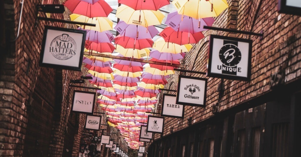 A foto mostra o teto de guarda-chuvas do Stables Market, mercado cheio de detalhes. 
