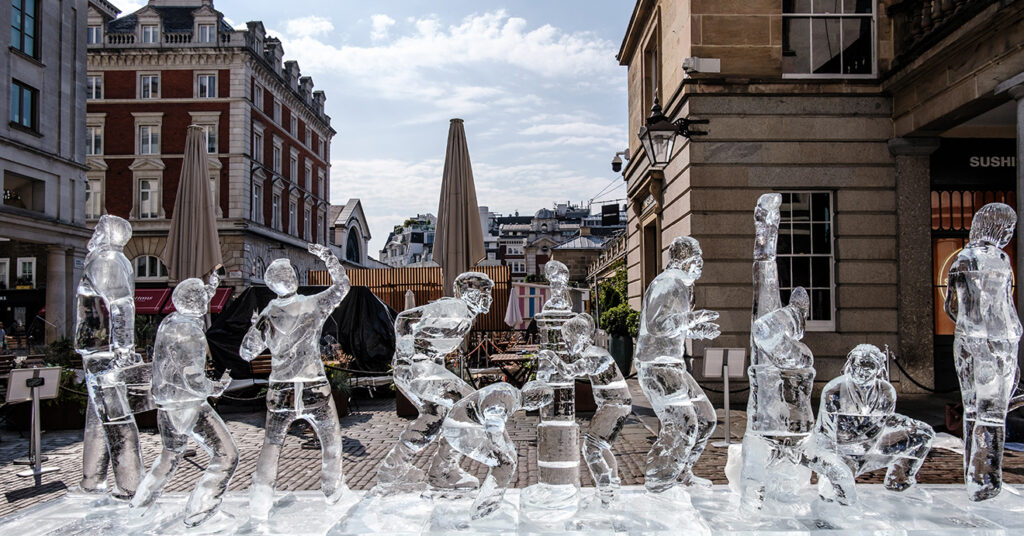 Uma arte em gelo de várias esculturas humanas em Covent Garden