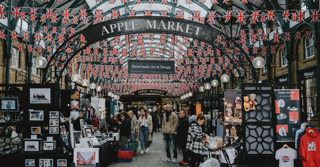 O interior do Covent Garden Market todo enfeitado com bandeiras britânicas