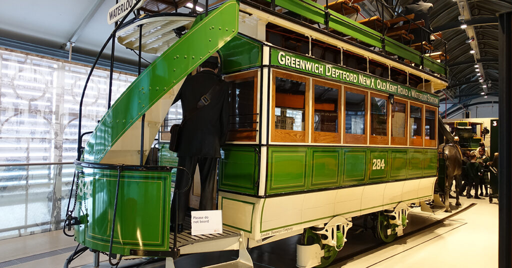 O museu dos transportes, em Londres, exibe modelos antigos de carros, ônibus, vagões e carruagens. Na foto, vemos um vagão utilizado antigamente. 