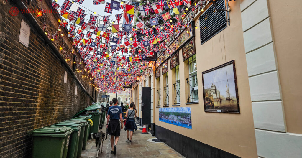 Uma das ruelas de Greenwich enfeitada com bandeiras britânicas