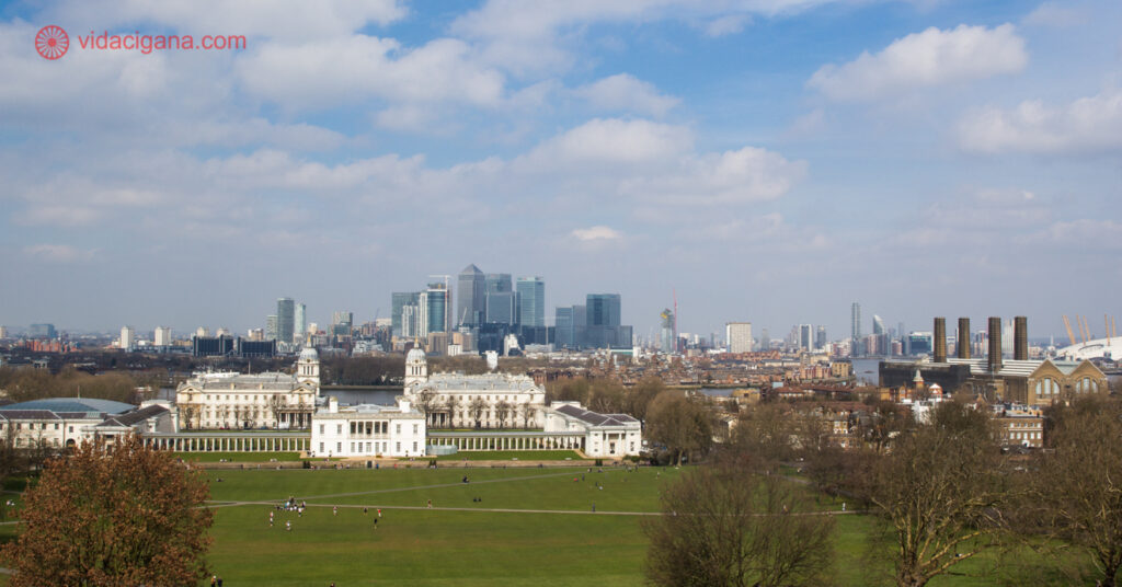 Vista panorâmica do Greenwich Park, em Londres. Na foto estão os prédios dos museus The Queen's House e Maritime Museum.