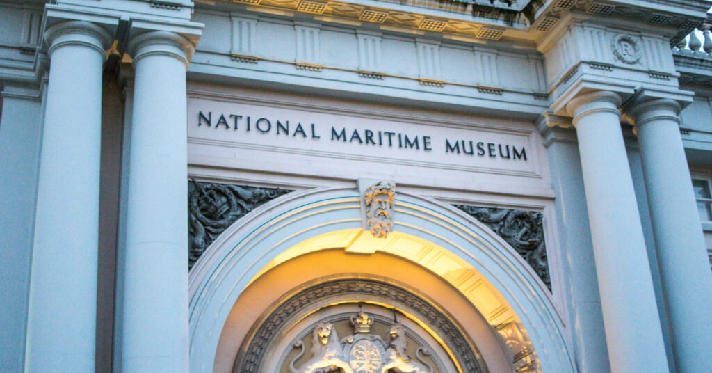 A foto mostra detalhes da fachada do Museu Marítimo de Greenwich, em Londres.