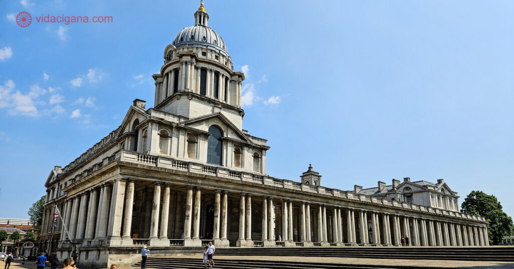 A foto mostra a fachada do Old Royal Naval College, em Londres. Por seu valor arquitetônico e histórico, o prédio é patrimônio mundial reconhecido pela UNESCO.