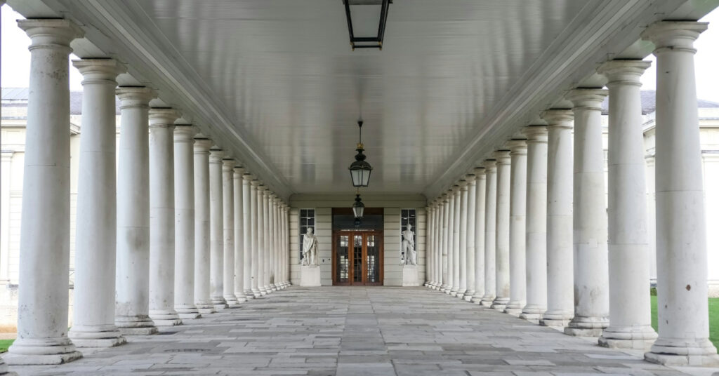 A foto mostra a entrada coberta do museu e galeria de arte The Queen's House, em Londres.  