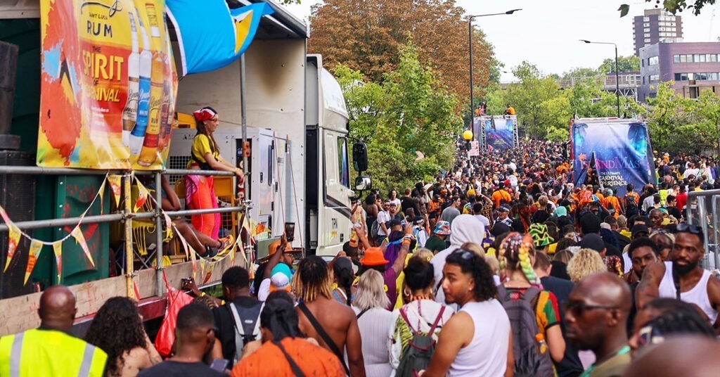 A foto mostra jovens curtindo o carnaval de Notting Hill, festival multicultural que acontece anualmente no bairro.
