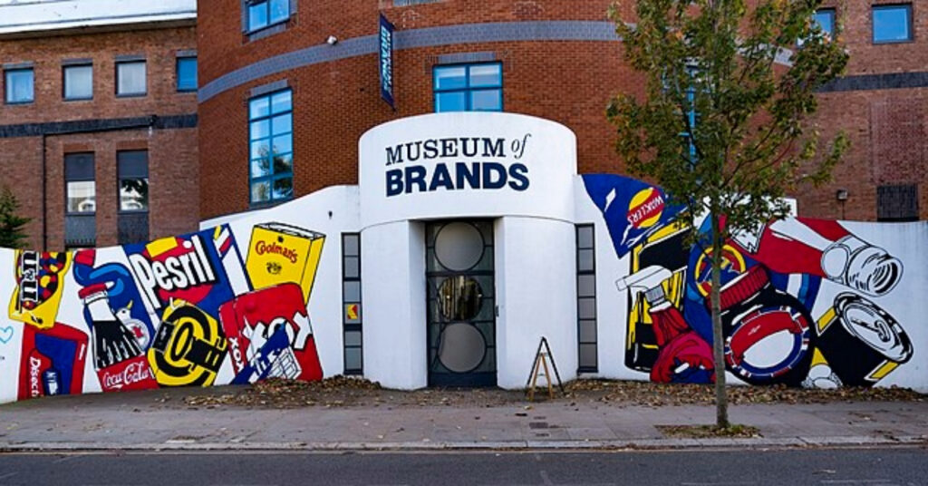 A fachada do Museum of Brands é colorido por ser decorado com a pintura de embalagens antigas de produtos. 