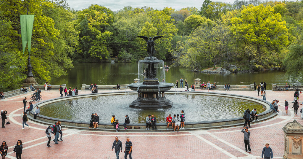 A imagem mostra a fonte Bethesda, dentro do Central Park. 