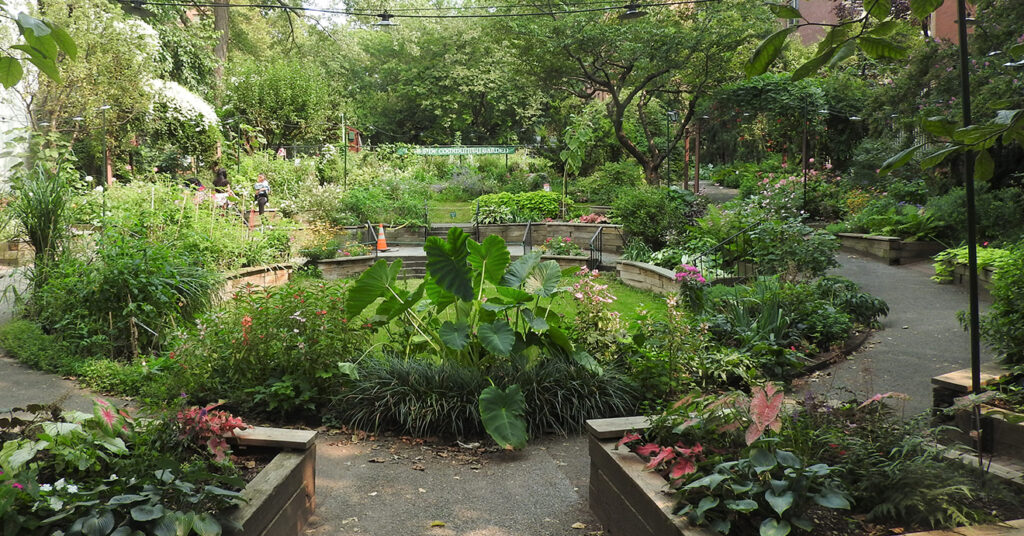 A imagem mostra o jardim comunitário do bairro de Upper West Side.