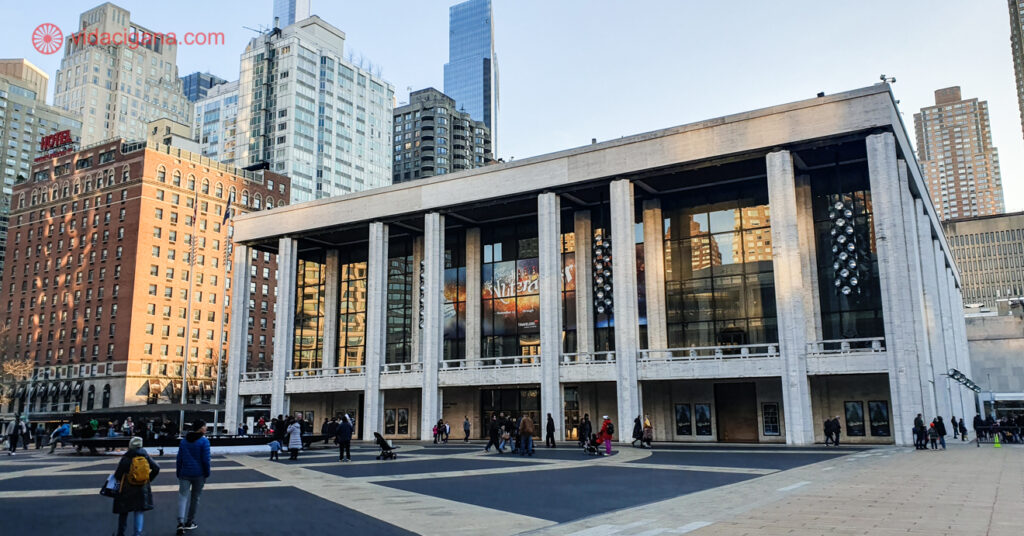 A foto mostra a entrada do Lincoln Center, um complexo de arte no bairro Upper West Side. 