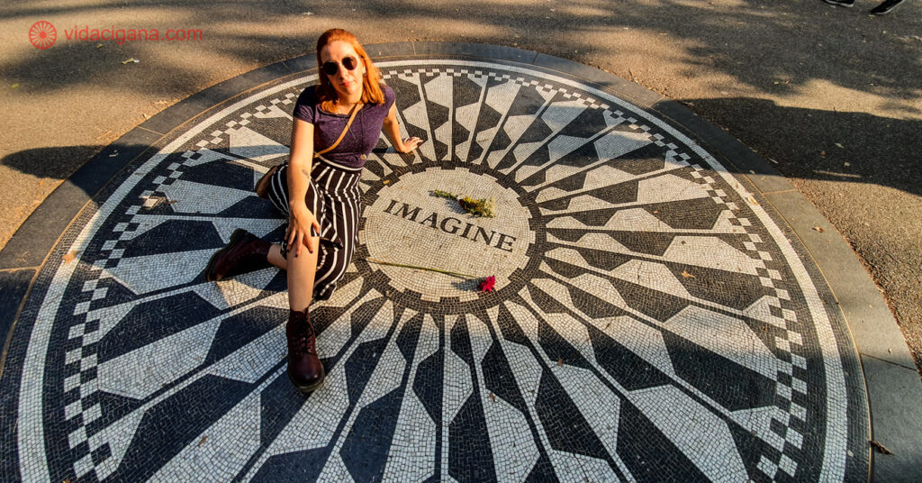 A imagem mostra Larissa na homenagem à John Lennon no Central Park.  