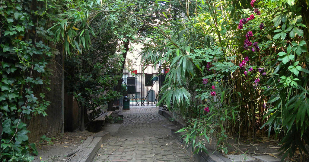 A imagem mostra o pequeno parque escondido entre as ruas do Upper West Side. 
