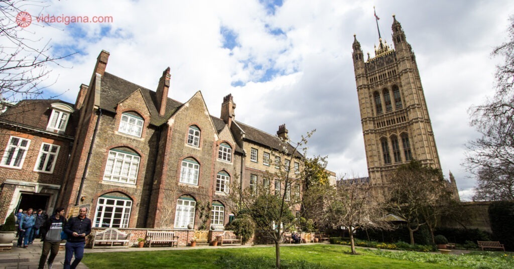 Uma ótima opção para o que fazer em Westminster é visitar a Abadia. A foto mostra os jardins da propriedade e a parte de trás da Abadia de Westminster. 