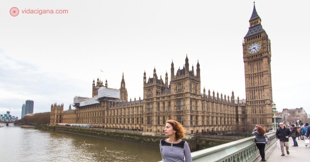 Larissa em frente à Casa do Parlamento e o Big Ben, em Westminster