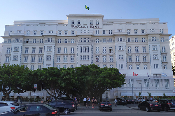 A fachada do Copacabana Palace num dia de sol