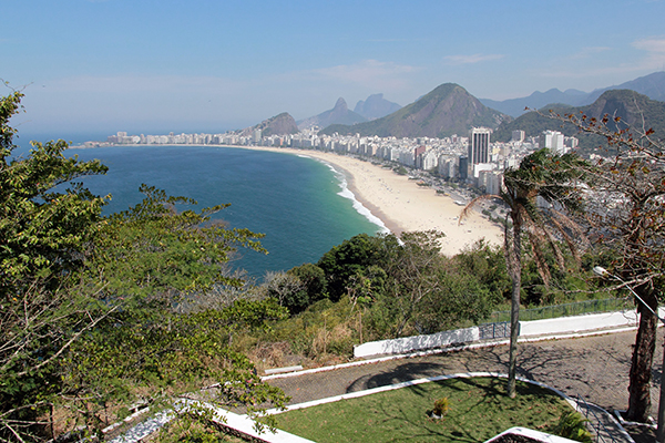 A vista da Praia do Leme e de Copacabana vistas do alto do Forte Duque de Caxias