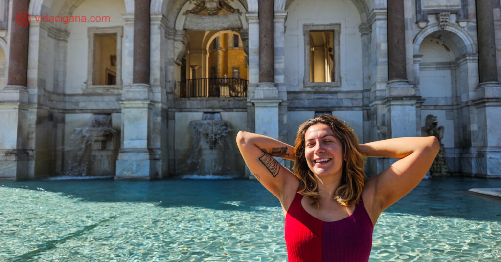 Larissa em frente à fonte Fontana dell'Acqua Paola, uma das nossas dicas de atração em Trastevere, Roma. 