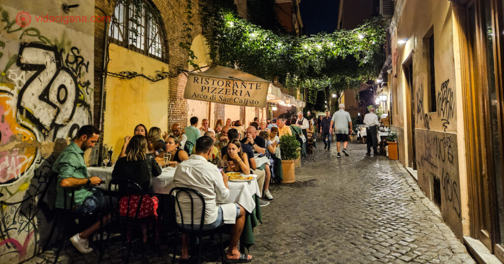 A imagem mostra o restaurante Arco di San Calisto, uma boa dica de onde comer em Trastevere, Roma. 
