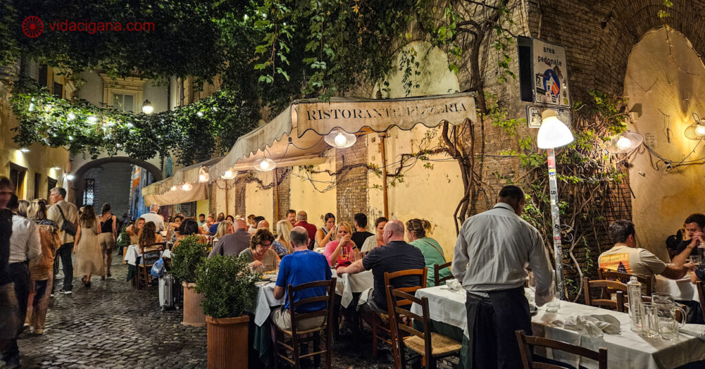 À noite há muito o que fazer em Trastevere, Roma. A imagem mostra um dos restaurantes onde comer no bairro. 