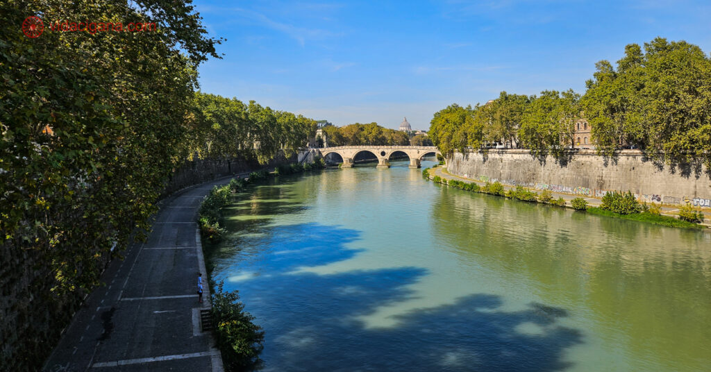 A foto mostra o rio Tibre, que deu o nome original, em italiano, para o bairro de Trastevere, em Roma. 