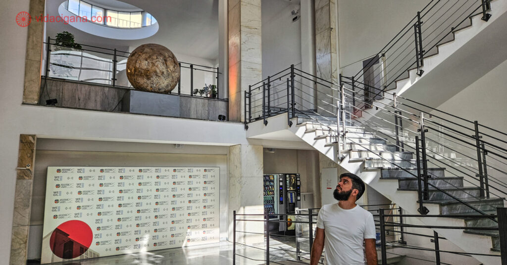 Carlos em frente à escadaria no interior da Casa della GIL, no bairro Trastevere. 