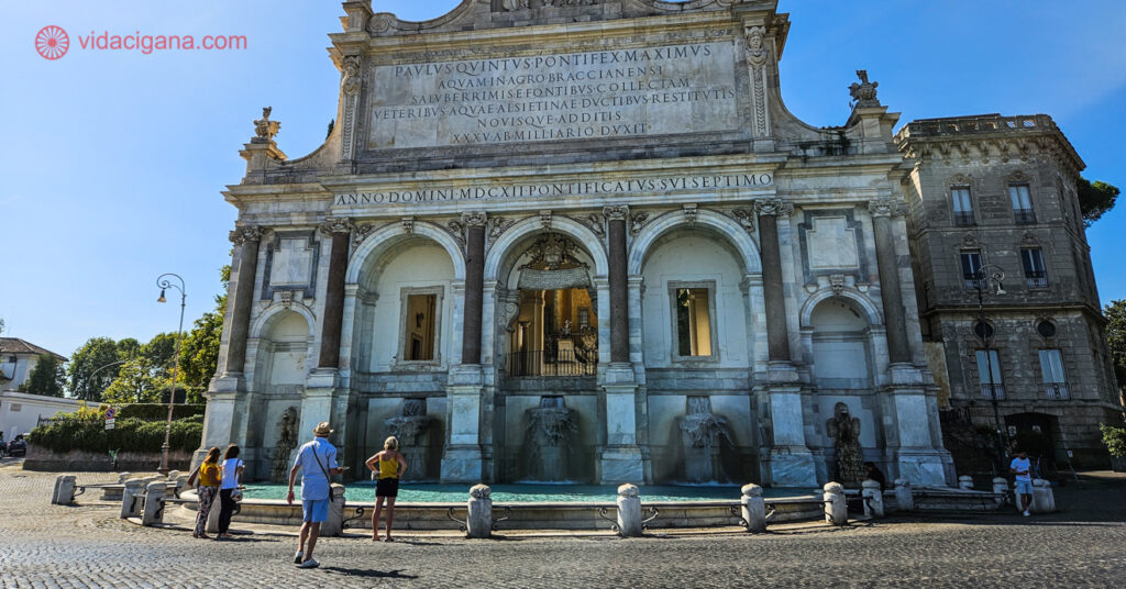 A foto mostra a construção renacentista da Fontana dell'Acqua Paola em Trastevere.