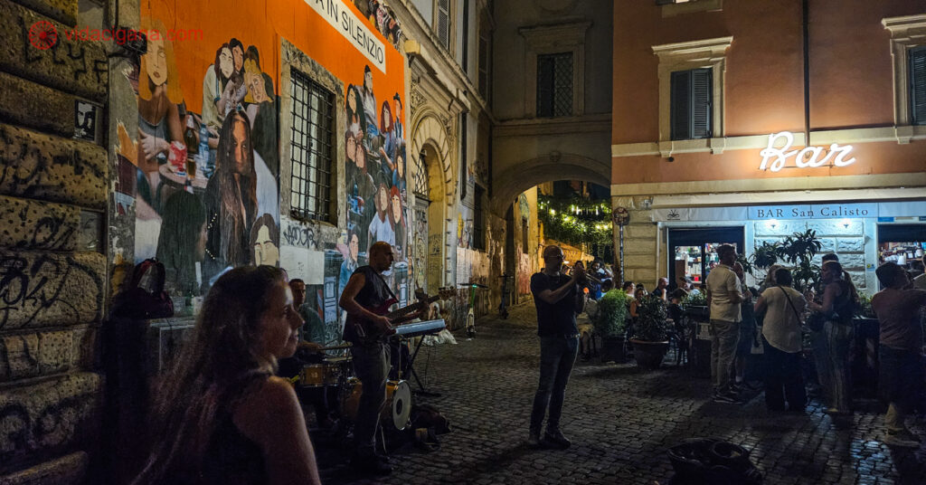 A imagem mostra uma performace de música ao vivo na Praça Trilussa, em Trastevere.