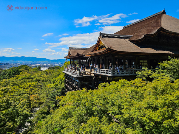 A foto mostra o Kiyomizu-dera, um templo localizado na região Higashiyama, uma das opções da nossa lista para one ficar em Kyoto. 