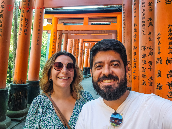 Larissa e Carlos curtem o passeio pelo templo Fushimi Inari Taisha, em Kyoto, no Japão.