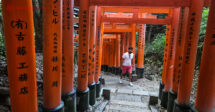 Na imagem, Carlos caminha pelo templo Fushimi Inari Taisha, que fica na região próxima à estação, uma das nossas opções de onde ficar em Kyoto.