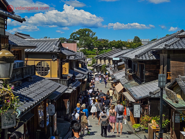 A imagem mostra uma rua da região de Sanjo e Higashiyama. 