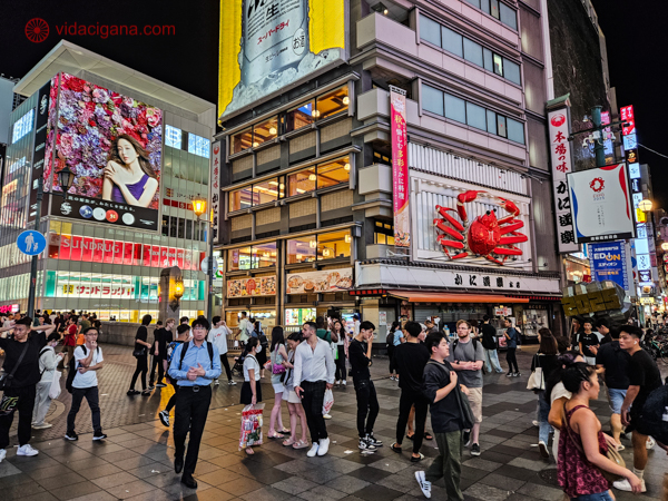 Na foto vemos a rua Dotonbori em Osaka, Japão, a área principal do entretenimento de Osaka. Fica em Namba, uma das opções para onde ficar em Osaka.