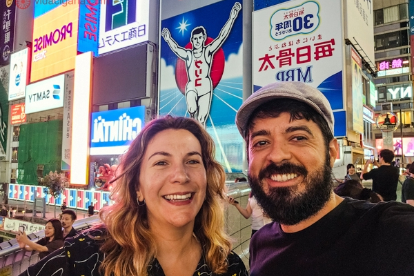 Na foto, Carlos e Larissa se divertem pelas ruas e atrações de Osaka, no Japão.  