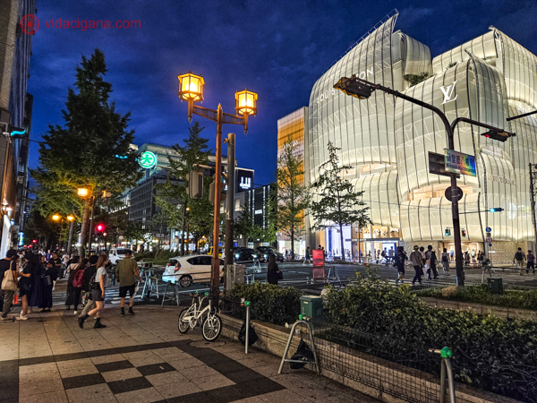 A imagem mostra uma das ruas principais da região de Namba, em Osaka, no Japão. 