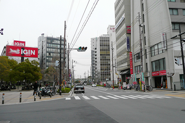 A foto mostra rua da região de Shin-Osaka, uma opção boa para quem quer ir a destinos mais distantes, usando trens-bala.