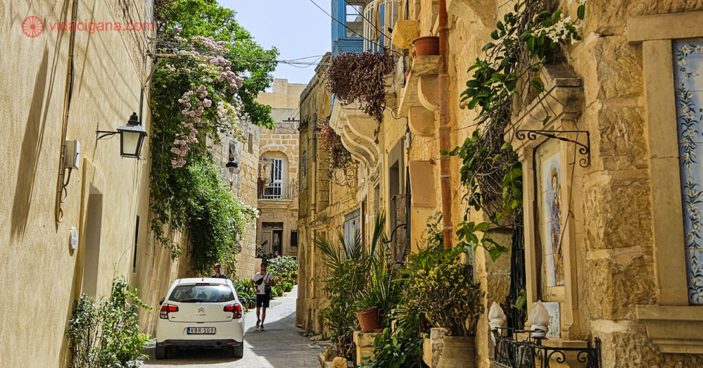 A imagem mostra um passeio de carro por uma cidade na ilha de Malta. Alugar carro em Malta é uma ótima opção para conhecer a ilha. 