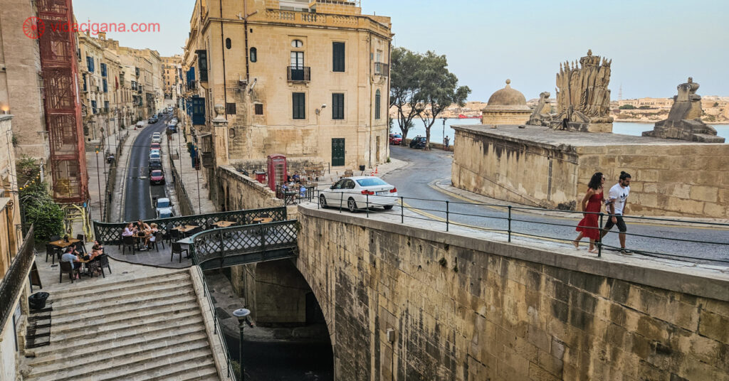Disposição de uma das cidades da Ilha de Malta. O mar fica à direita, enquanto um conjunto de pontes, escadas e túnel fazem parte do cenário. 