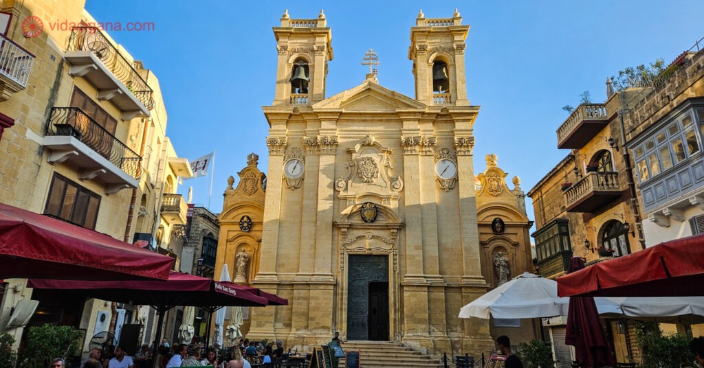 Contar com aluguel de carro em Malta é uma boa opção para conhecer as outras ilhas Gozo e Comino. A imagem mostra a região central de Gozo. 