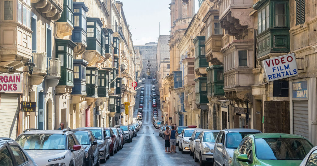 Uma rua em Valeta íngreme cheia de carros estacionados 