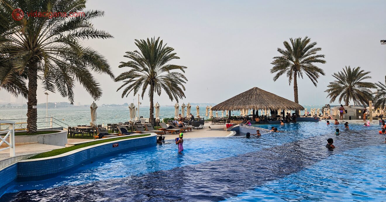 Piscina do resort onde ficamos hospedados em Abu Dhabi. 