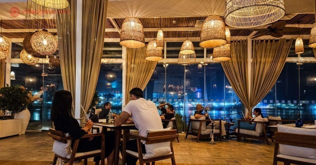 Para escolher onde ficar em Abu Dhabi, leve em consideração a experiência que deseja ter. A foto mostra um restaurante de luxo na cidade.