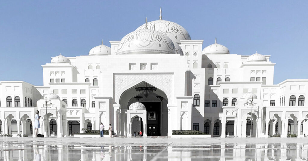 O Qasr Al Watan, o palácio presidencial dos EAU, todo branco em arquitetura deslumbrante islâmica.