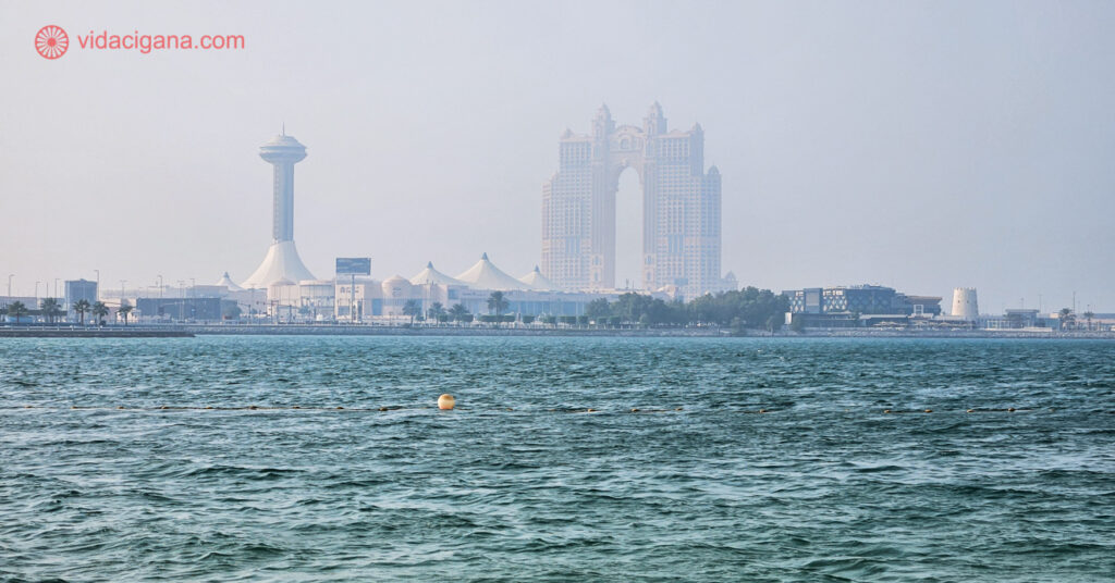 A vista dos prédios altos da orla de Abu Dhabi vistos do Corniche